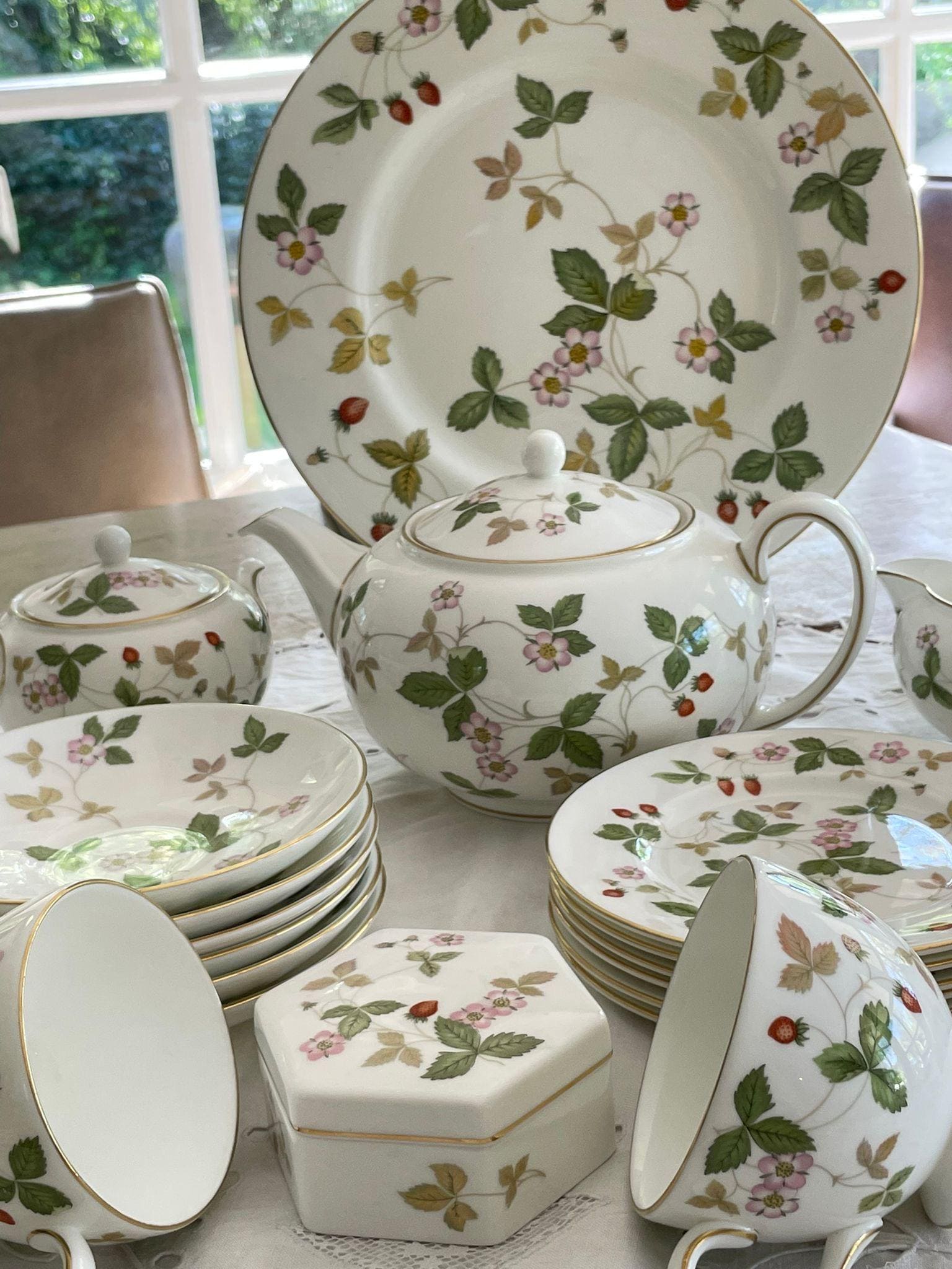 Wedgwood Wild Strawberry Tea and Pastry Service for 6 Place
