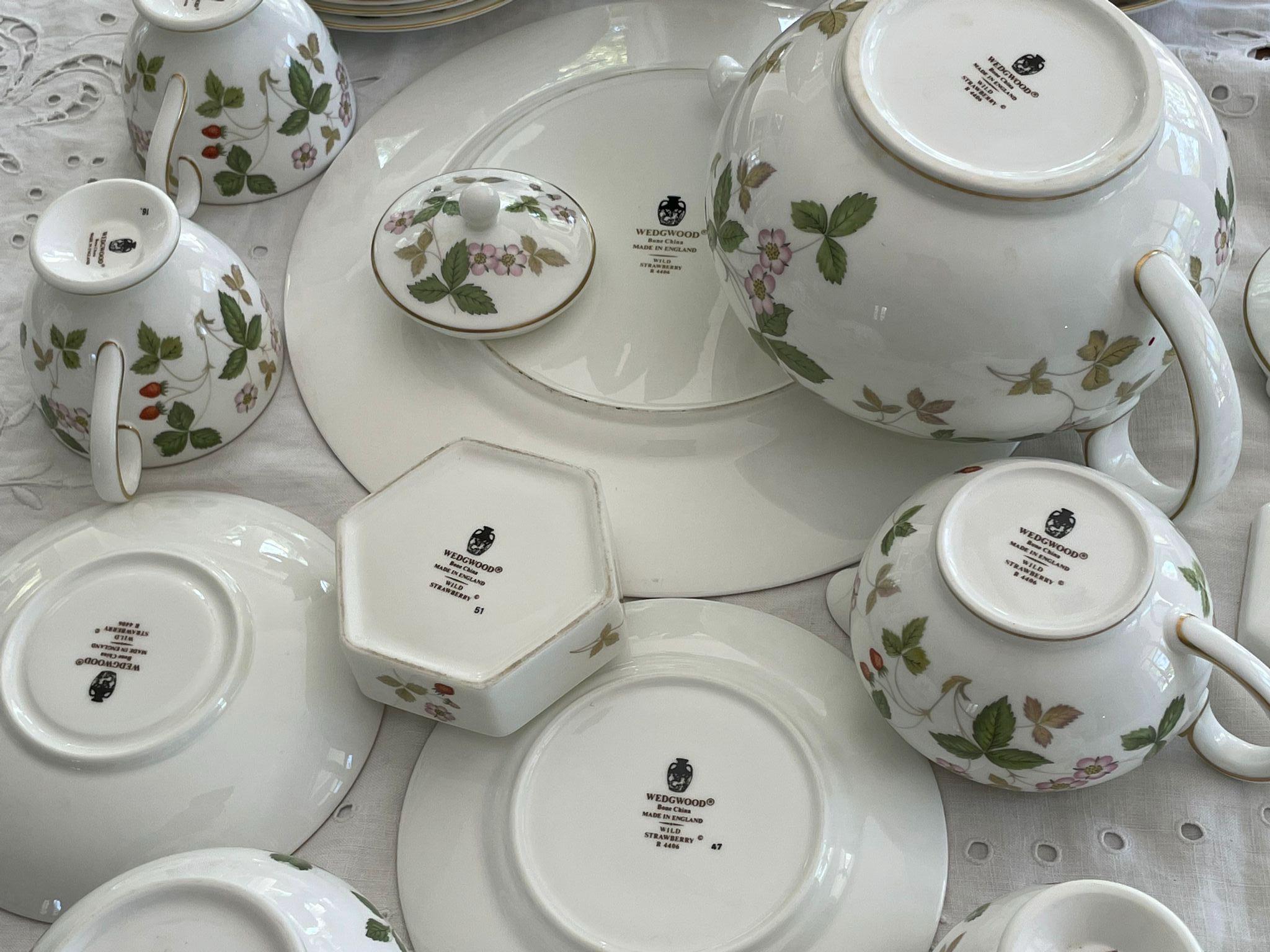 Wedgwood Wild Strawberry Tea and Pastry Service for 6 Place