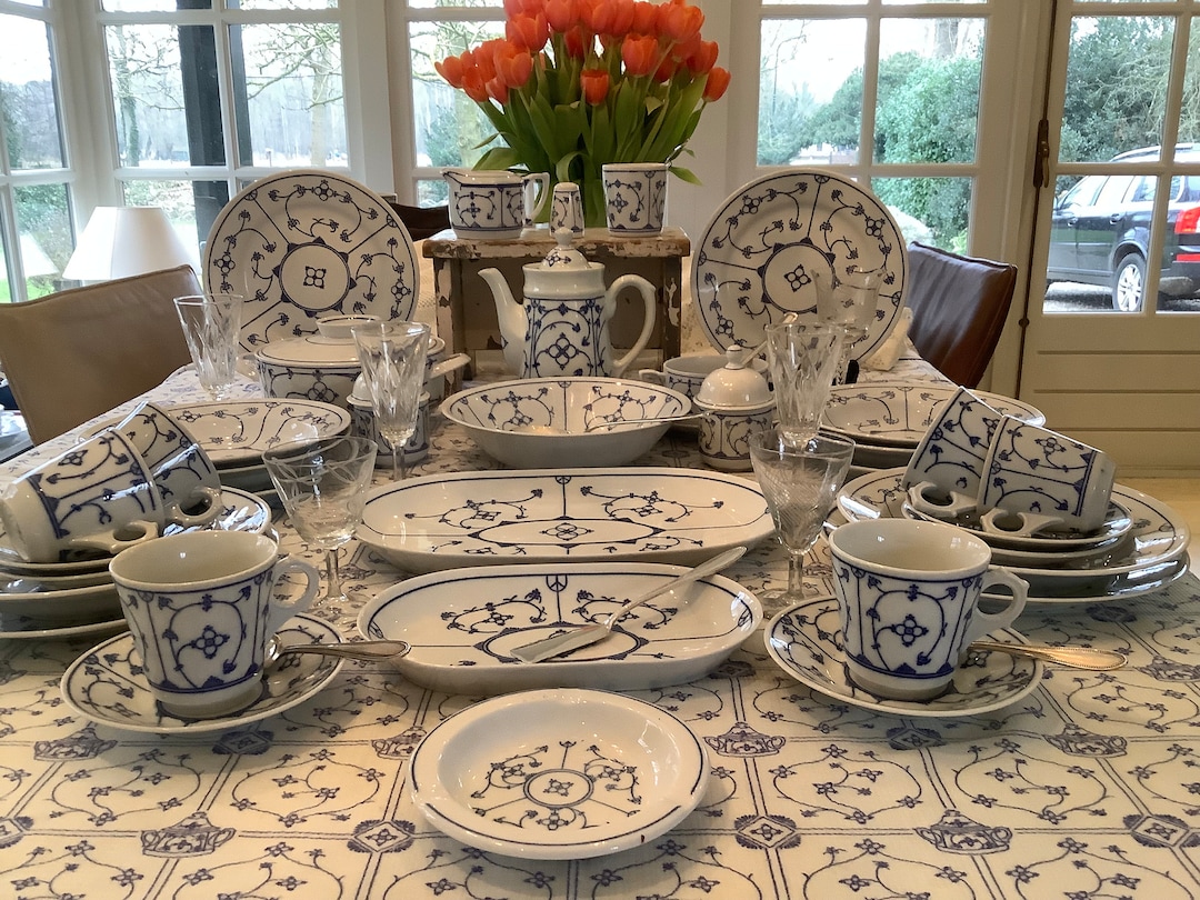 Vintage Jäger Eisenberg Blau Saks Dinnerware, 37-piece Blue White