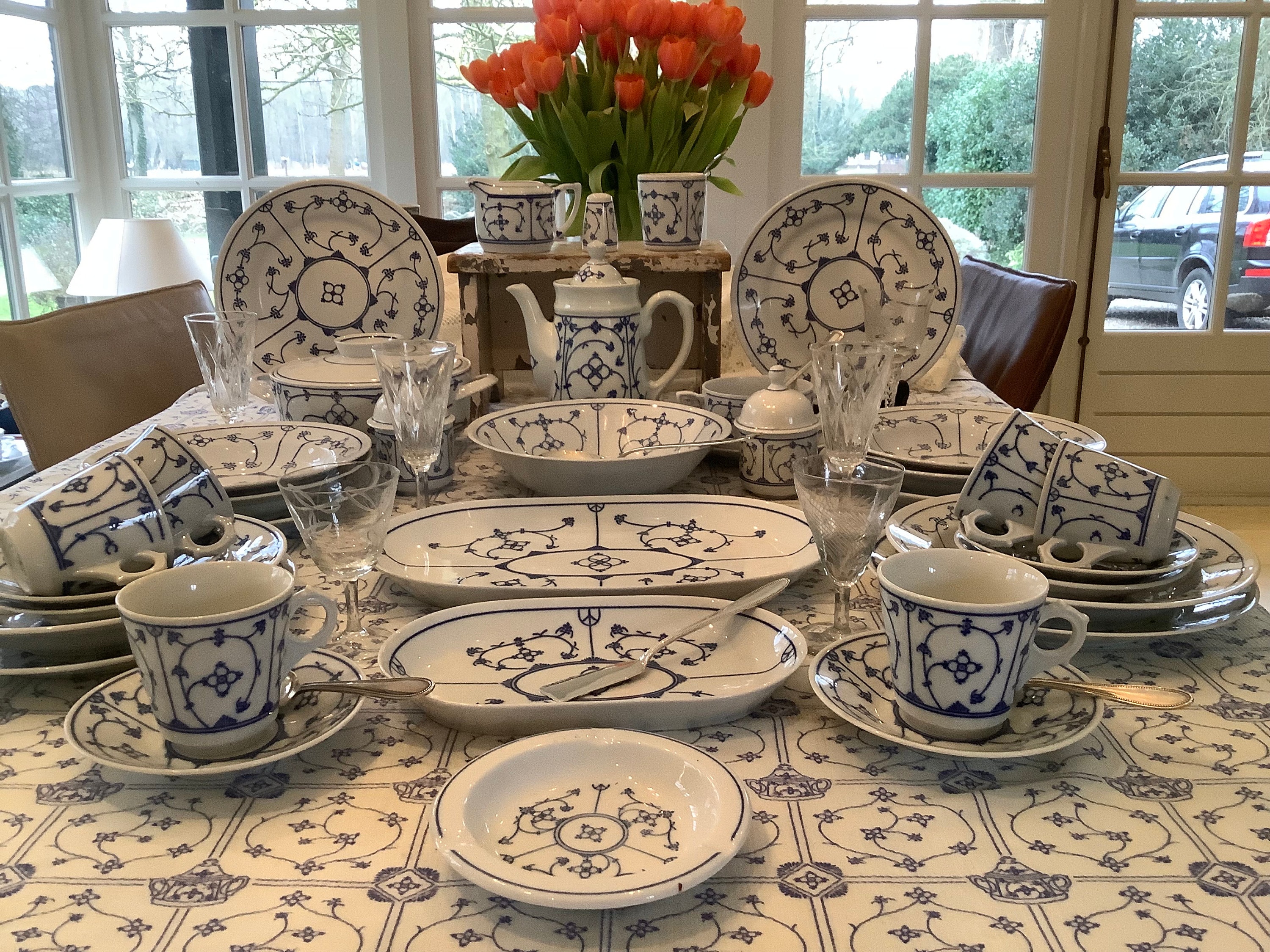 Vintage Jäger Eisenberg Blau Saks Dinnerware, 37-piece Blue White