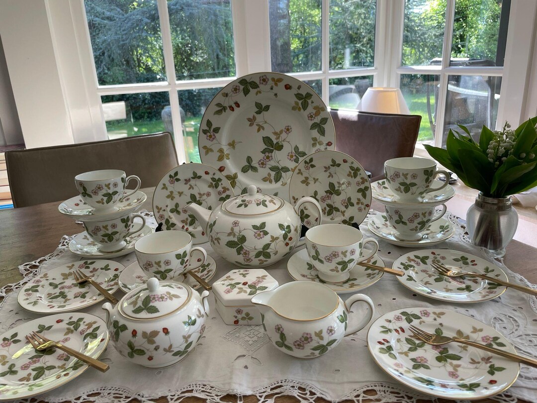 Wedgwood Wild Strawberry Tea and Pastry Service for 6 Place