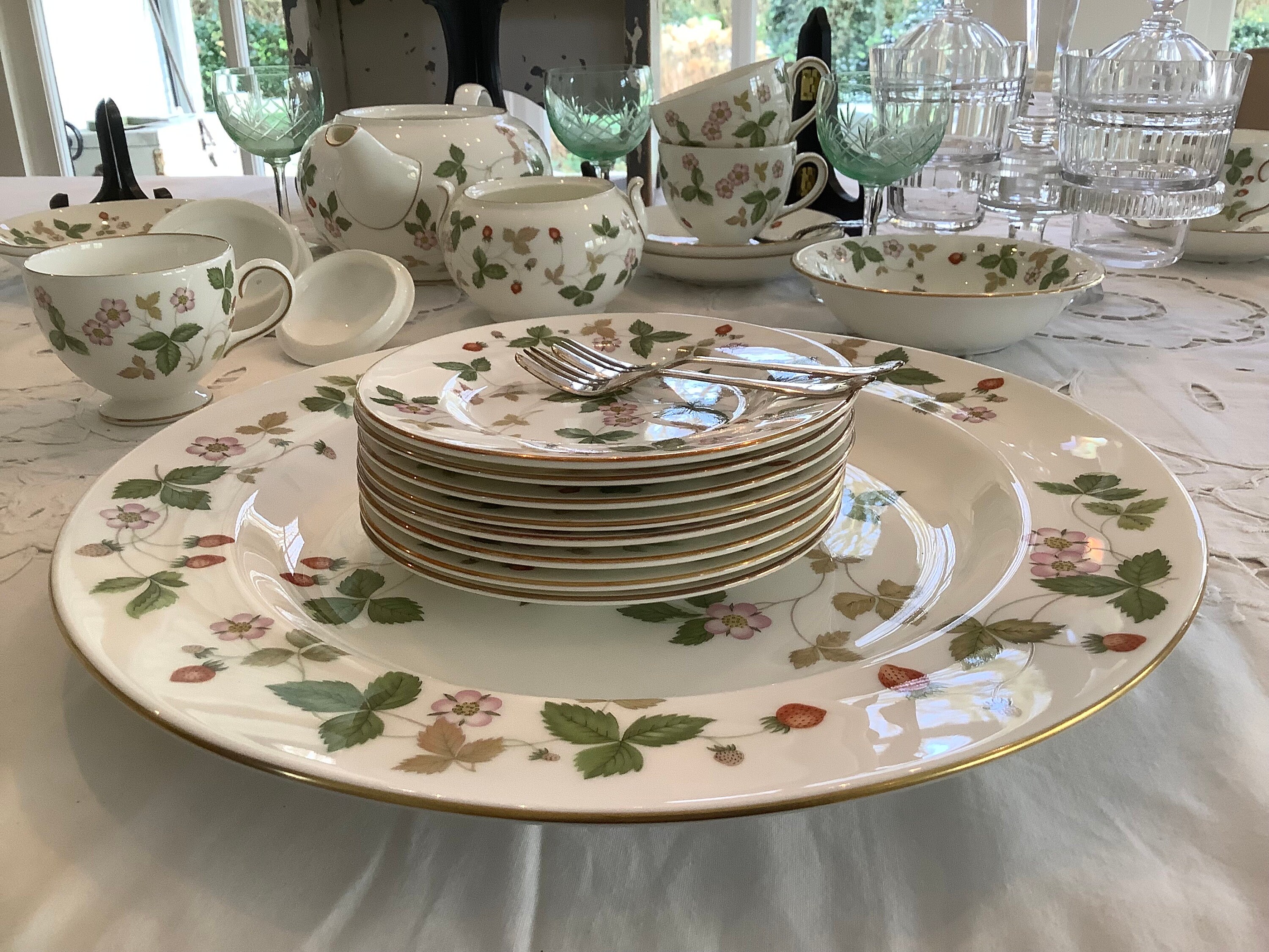 Wedgwood Wild Strawberry Tea and Pastry Service for 6 Place