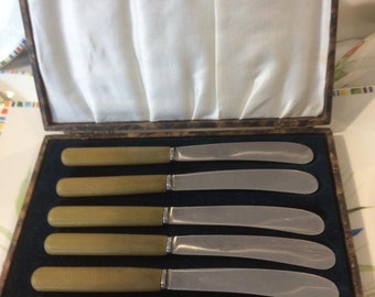 6 botermessen met beengreep in doos, huwelijksgift, bruidsdouchegift