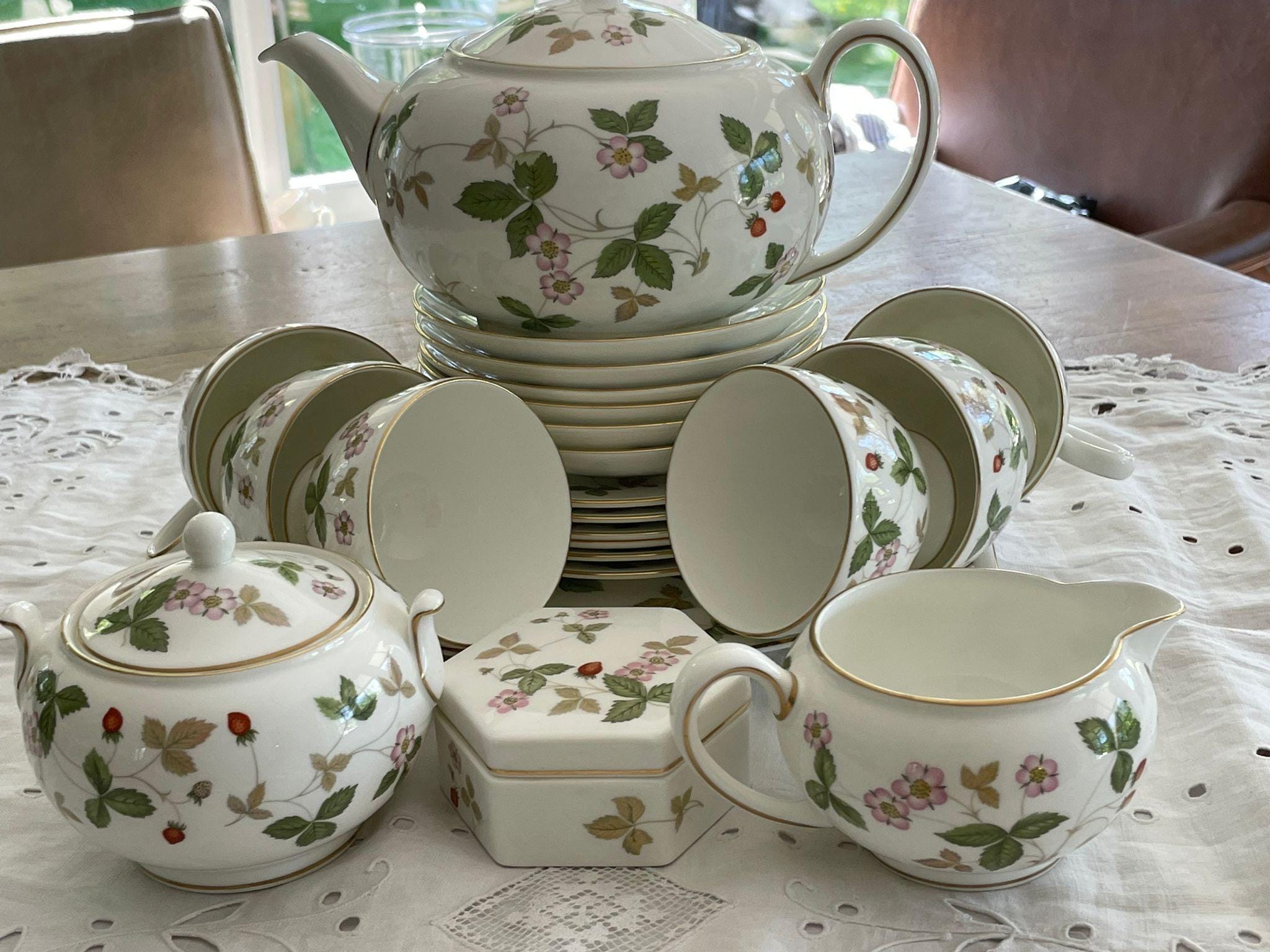 Wedgwood Wild Strawberry Tea and Pastry Service for 6 Place