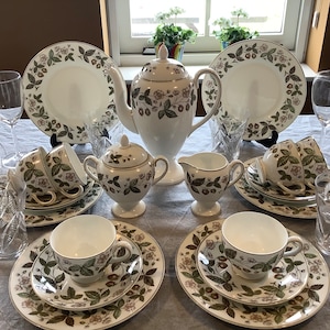 Wedgwood Strawberry Hill-thee en gebak/ontbijtservice voor 6 couverts, GRATIS VERZENDING, cadeau voor haar, verjaardagscadeau