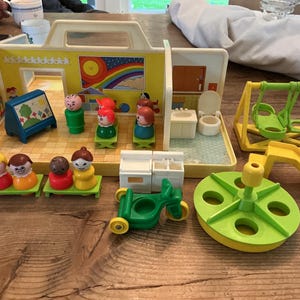 Puede incluir: Un juego de plástico amarillo y blanco vintage con un diseño de escuela. El juego incluye figuras en miniatura, muebles, un tobogán, un columpio y un tiovivo. La escuela tiene una ilustración de arcoíris y sol.