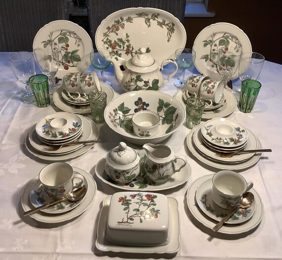 Seltmann Weiden Marie-luise Waldbeere Porcelain Breakfast Service