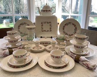 ✨ A stunning set of Late Qing porcelain saucers featuring