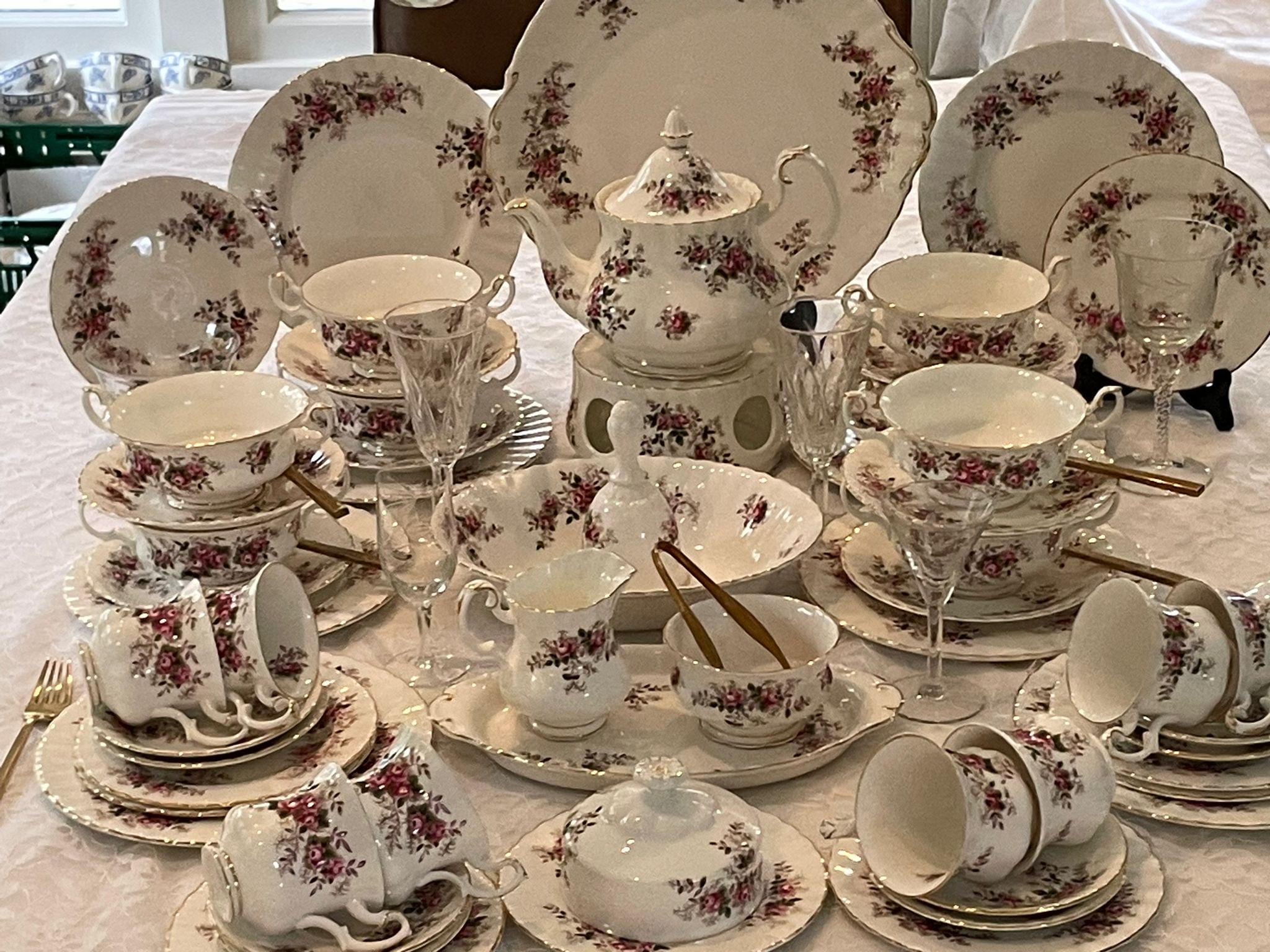 Royal Albert Lavender Rose Lunch / Bruch and Tea Service for 8