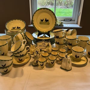 Può includere: Un set di tre tazze in ceramica con finitura opaca e macchiettata. Le tazze sono in tonalità crema, grigio chiaro e grigio scuro. Ogni tazza ha un design semplice e minimalista, ideale per caffè o tè.