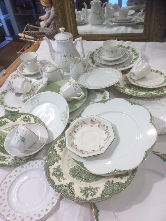 Vintage Mismatched Frühstücksservice, Grün-Weißes Porzellan, 33-teiliges Set