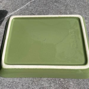 Peut inclure: Un plat de service rectangulaire en c&eacute;ramique vert avec un bord blanc.