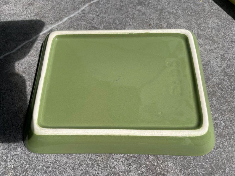 Peut inclure: Un plat de service rectangulaire en c&eacute;ramique vert avec un bord blanc.