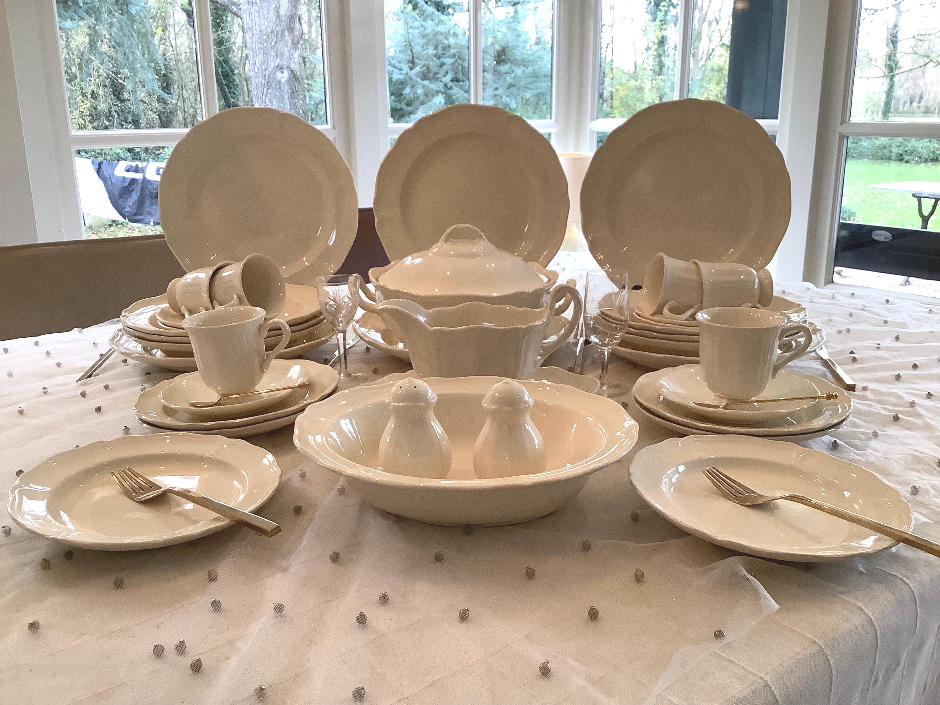Wedgwood Queens Plain Dinner and Coffee Service, 6 Place Settings