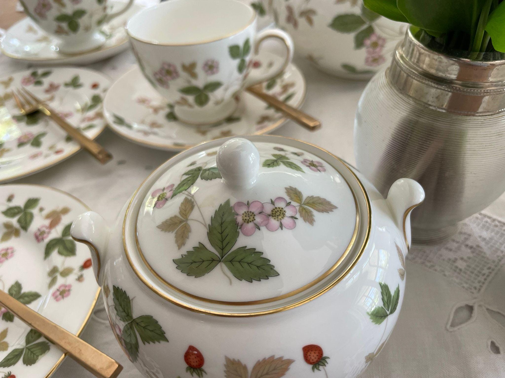 Wedgwood Wild Strawberry Tea and Pastry Service for 6 Place