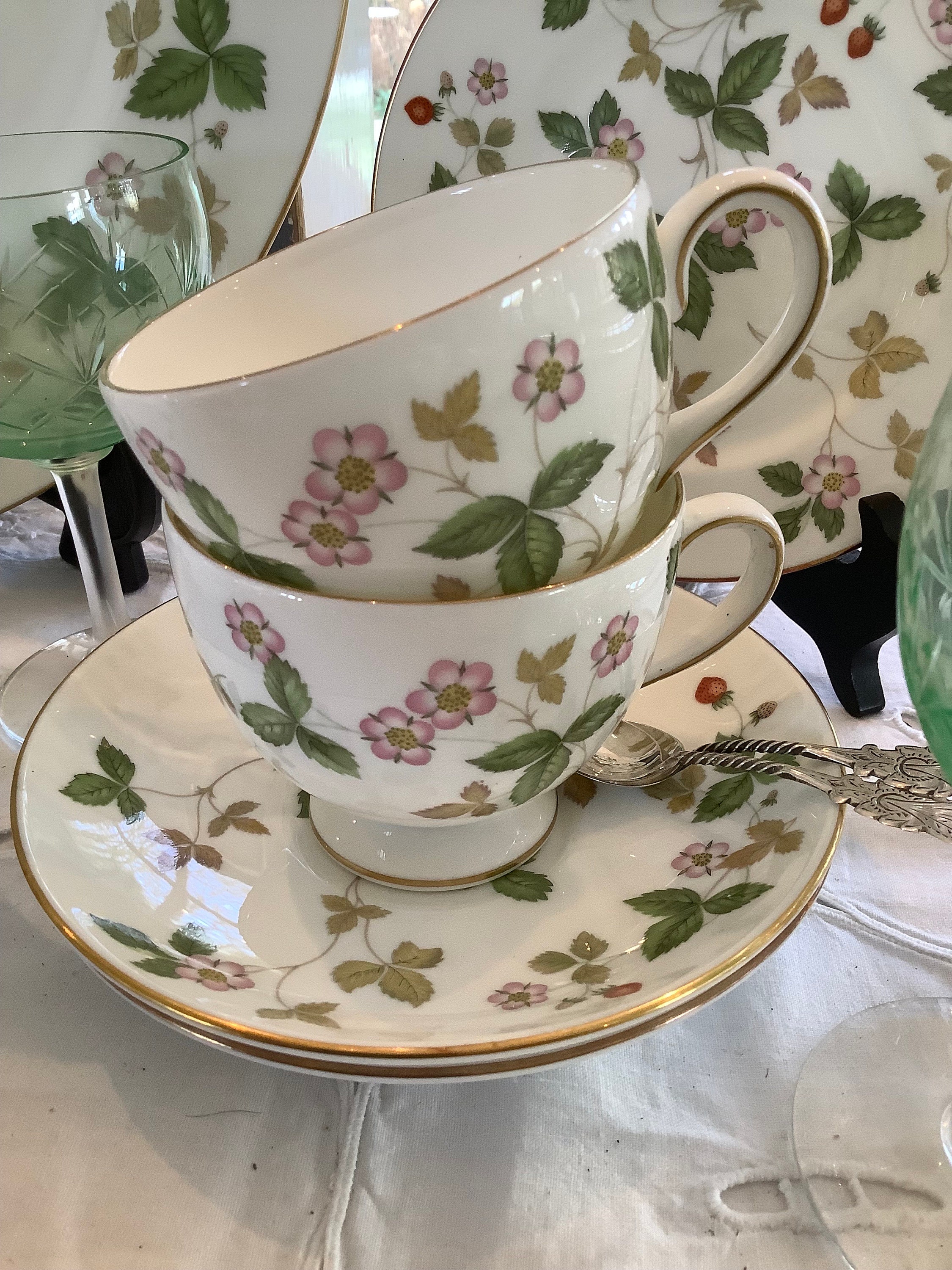 Wedgwood Wild Strawberry Tea and Pastry Service for 8 Place 