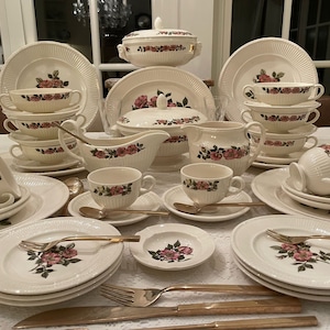 ウェッジウッド　ブライアローズ　BRIAR ROSE ウェッジウッド ブライアローズ 26cmプレートを買い取りました