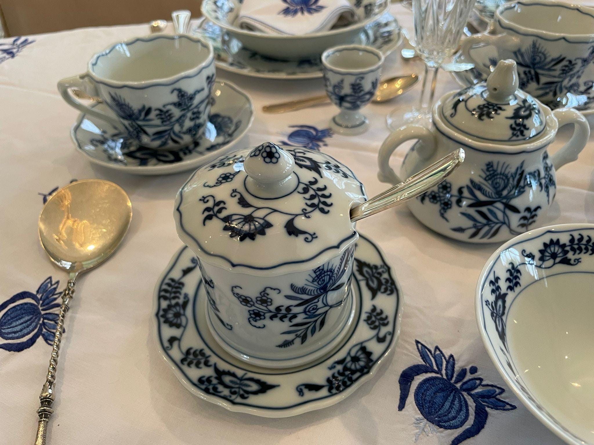 Blue Danube Porcelain Breakfast Set, Zwiebelmuster Onion Pattern