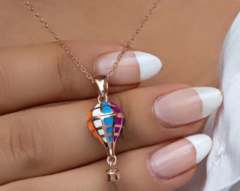 Halsband i sterlingsilver med varmluftsballong: Färgglatt emaljhänge