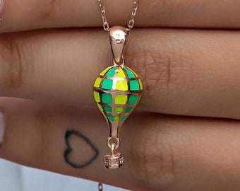 Halsband i sterlingsilver med luftballong: Grönt och gult emaljhänge