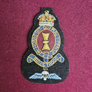 May include: A black embroidered patch with a gold crown, a red and gold shield with a gold cross, and the text "HONOURS QUI MAINTIENT" and "BULLS TROOP VII".