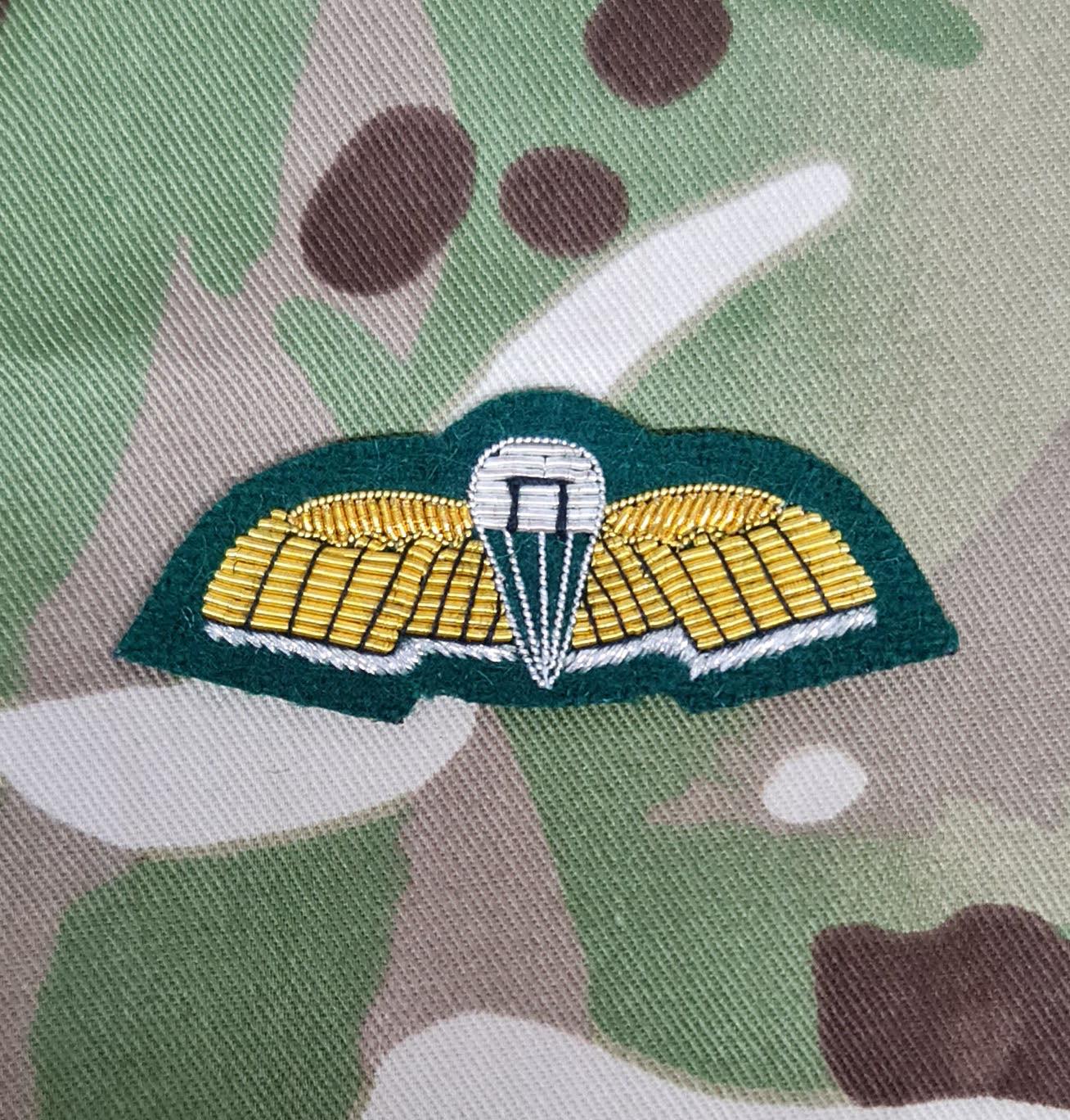 イギリス軍パラシュート兵インストラクタージャケットバッジ付き SFコミュニケーターパラシュートジャンプ予選 / ロバートドレスの