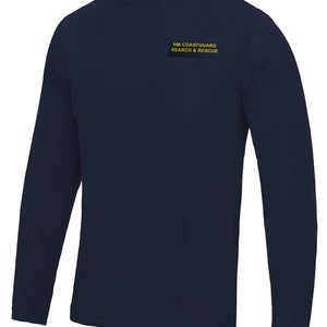 Puede incluir: Una camiseta de manga larga azul marino con un parche amarillo que dice "HM Coastguard Search & Rescue".