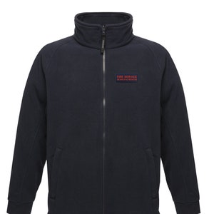 Könnte beinhalten: Eine marineblaue Fleecejacke mit Reißverschluss und einem Aufnäher auf der Brust mit der Aufschrift "FIRE SERVICE SEARCH & RESCUE".