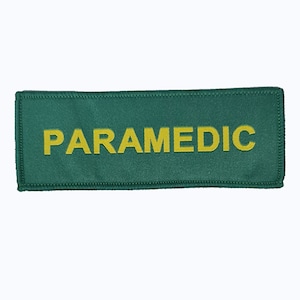Peut inclure: Écusson en tissu vert avec le texte brodé en jaune "PARAMÉDICAL".