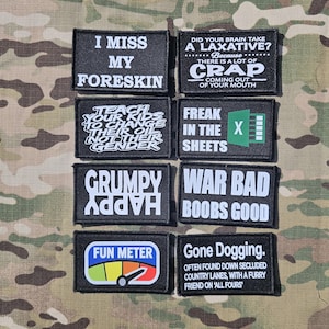 Puede incluir: Ocho parches rectangulares negros con texto y gráficos en blanco. Las frases incluyen I MISS MY FORESKIN, DID YOUR BRAIN TAKE A LAXATIVE, TEACH YOUR KIDS TO CHANGE THEIR OIL NOT THEIR GENDER, FREAK IN THE SHEETS, GRUMPY HAPPY, WAR BAD BOOBS GOOD, FUN METER y GONE DOGGING.