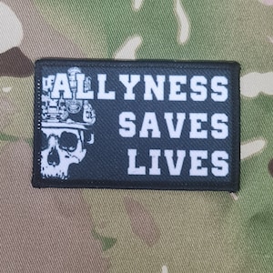 Può includere: Toppa in bianco e nero con un teschio che indossa un casco e il testo "FAILLYNESS SAVES LIVES".