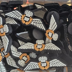 Ala de piloto de la Real Fuerza Aérea (RAF) - Colgante para zapatos - Zueco / zapato de agua - Colgante novedoso / gema / logotipo