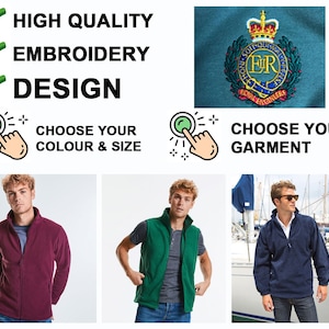 以下が含まれることがあります： 緑色のボタンとボタンを指さす手がついた、3種類のフリース素材の衣服。ボタンの下には「お好みのアイテムを選んでください」というテキストがあります。「高品質」「刺繍」「デザイン」というテキストは、緑色のチェックマークでチェックされています。「お好みの色とサイズを選んでください」というテキストは、緑色のボタンとボタンを指さす手の画像の下にあります。画像は、緑色のフリースベスト、えんじ色のフリースジャケット、紺色のフリースプルオーバーのアップ画像です。画像には、王冠と「Royal Engineers」というテキストが刺繍されたパッチのアップ画像も含まれています。