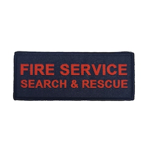 Könnte beinhalten: Ein marineblauer Aufnäher mit rotem gesticktem Text, der "FIRE SERVICE SEARCH & RESCUE" lautet.