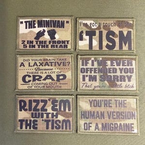 Può includere: Sei toppe rettangolari con frasi umoristiche in testo nero su sfondo mimetico. Le toppe presentano frasi come "THE MINIVAN", "I've got a touch of the 'TISM" e "YOU'RE THE HUMAN VERSION OF A MIGRAINE". Ideali per abbigliamento o accessori.