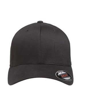 Può includere: Un berretto da baseball nero a vestibilità aderente con un piccolo logo ricamato nero sul davanti. Il logo è un numero stilizzato "4" con una linea che lo attraversa. Il berretto ha un cinturino regolabile nero con una fibbia di plastica e un'etichetta nera "Flexfit" sul retro.
