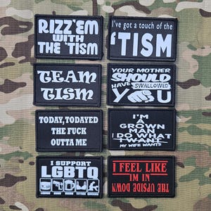 Puede incluir: Ocho parches rectangulares negros con texto y gráficos en blanco. Los parches presentan varias frases, incluyendo Rizz'em with the 'tism, I've got a touch of the 'tism, Team 'tism, Your mother should have swallowed you e I support LGBTQ.