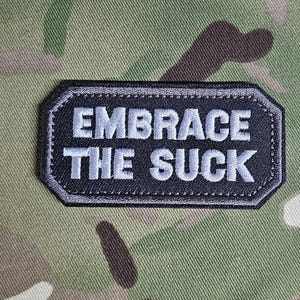 Distintivo toppa 40 mm x 80 mm - Embrace the suck - toppa morale - tacti-cool - tattico - airsoft