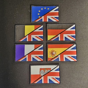 Op de afbeelding: Een verzameling rechthoekige patches met de Britse vlag gecombineerd met de vlaggen van de Europese Unie, Duitsland, Spanje, Polen, Frankrijk en Roemenië. De patches hebben een zwarte rand.