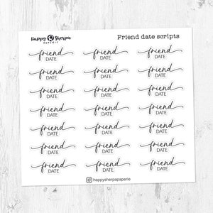 Puede incluir: Una hoja de pegatinas transparentes con el texto "Friend Date" y "Date" repetido varias veces en una fuente manuscrita. Las pegatinas están diseñadas para usar en una agenda o diario.