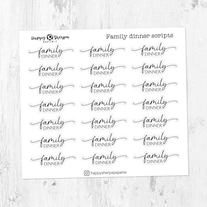 Op de afbeelding: Een vel met transparante stickers met de tekst "familiediner" 18 keer herhaald in een handschriftlijk lettertype. De stickers zijn bedoeld voor gebruik in een planner of dagboek.