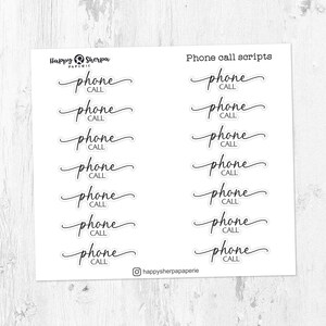 Può includere: Foglio di adesivi bianchi con le parole "phone call" in un carattere corsivo. Il foglio ha il testo "Phone call scripts" in alto. Il logo Happy Sherpa Paperie si trova nell'angolo in alto a sinistra e l'handle di Instagram in basso.