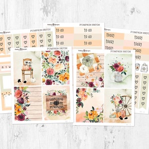 Könnte beinhalten: Eine Sammlung von Planer-Stickern mit Herbstthema. Die Sticker zeigen Aquarellillustrationen von Kürbissen, Blumen und einer Holzschubkarre. Der Text enthält "Pumpkin Patch", "to do" und "today". Die Farbpalette umfasst Orange, Pfirsich und Burgunderrot.