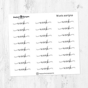 Könnte beinhalten: Ein Blatt mit transparenten Aufklebern, auf denen das Wort "Arbeit" in Kursivschrift steht. Die Aufkleber sind in drei Spalten mit jeweils acht Aufklebern angeordnet. Oben auf dem Blatt steht der Text "Work scripts".