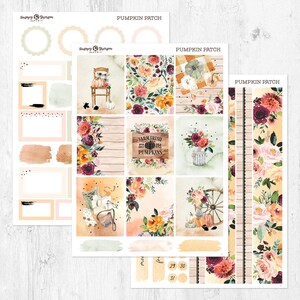 Könnte beinhalten: Eine Sammlung von Planer-Stickern mit Herbstthema. Die Sticker zeigen Aquarellillustrationen von Kürbissen, Blumen und dekorativen Elementen. Die Farbpalette umfasst Orange, Burgunderrot und Beige. Auf den Stickern steht "Pumpkin Patch" und "Farm Fresh Pumpkins".