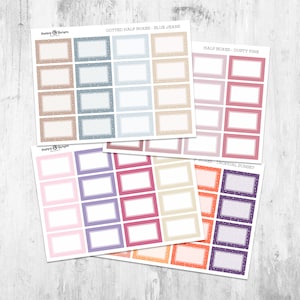 Op de afbeelding: Drie vellen met stickers met gestippelde halve vakjes in verschillende kleuren. Het eerste vel heeft blauwe, grijze en beige vakjes met witte stippen. Het tweede vel heeft stoffige roze vakjes met witte stippen. Het derde vel heeft paarse, rode, beige en oranje vakjes met witte stippen.