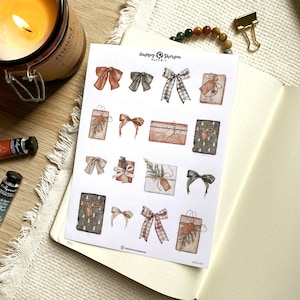 Sparkling Season - Noeuds et cadeaux - Feuille d'autocollants déco dessinés à la main | Agenda, Stickers Bullet Journal
