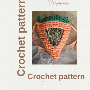 Könnte beinhalten: Häkelmuster für einen karottenförmigen Heufutterspender. Der Futterspender ist aus orangem und grünem Garn gefertigt und hat eine kleine Öffnung für Heu. Der Futterspender liegt auf einem braunen Papierhintergrund. Von Iryna Ustymenko.