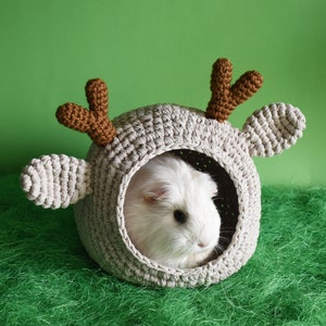 Christmas Reindeer Guinea Pig House: Cozy Small Pet Bed