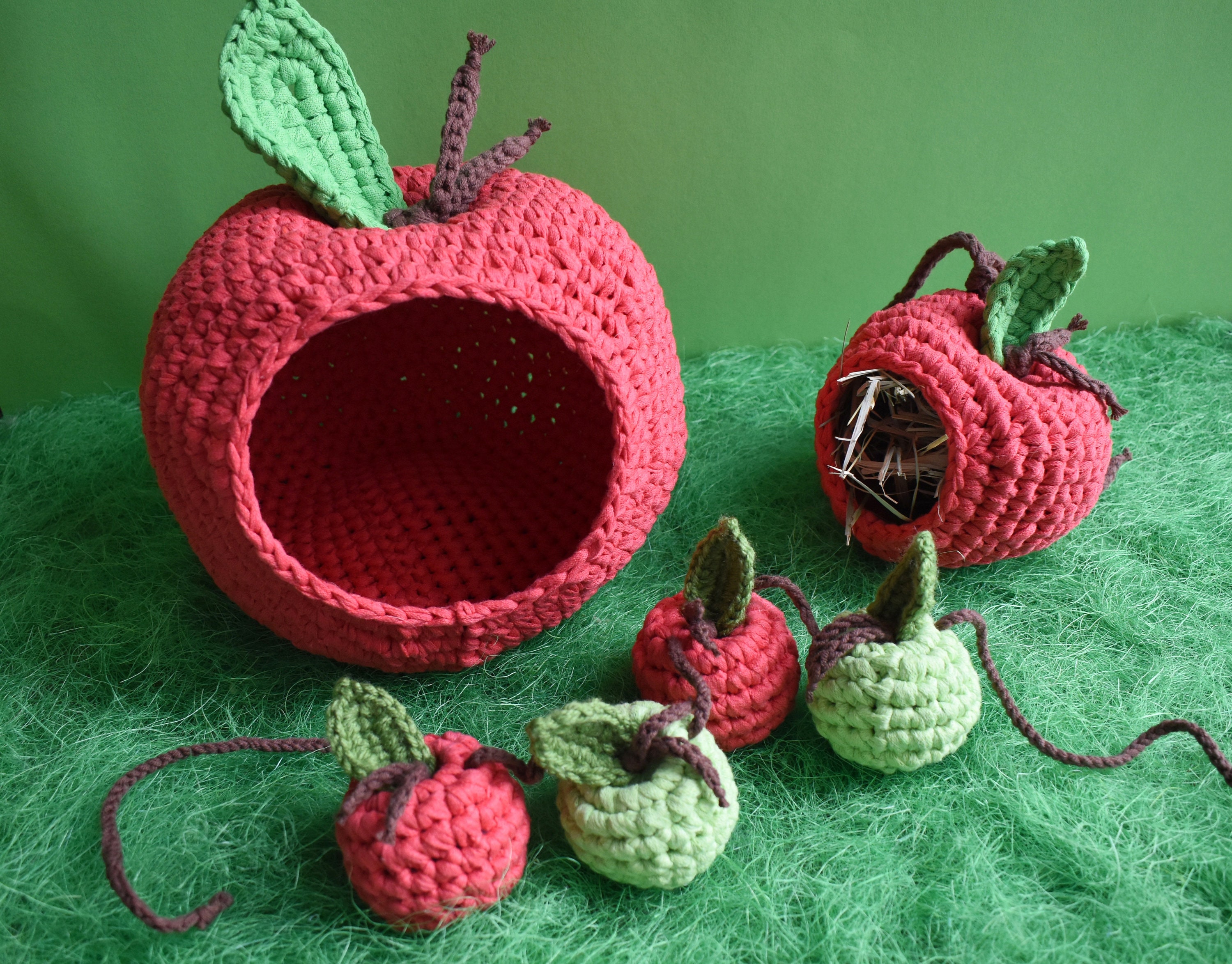Red Apple Guinea Pig Cage Set House, Hay Bag & Garland